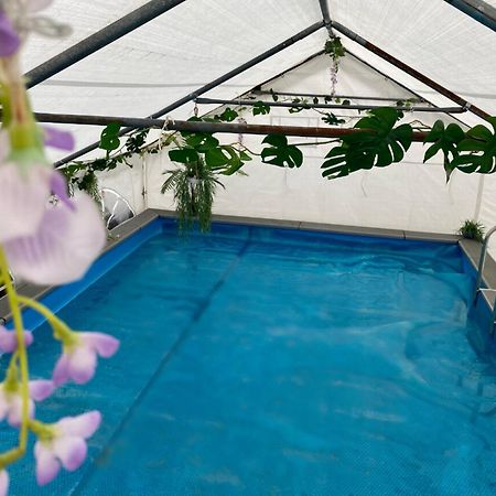 Mini Love Island Style Guest House Includes Personal Hot 24 Hour Swimming Pool, Outdoor Bathtub, Heated Dining Dome And Fire Pit, All This Is Secretly Located In The Busy Suburbs Of ノッティンガム エクステリア 写真