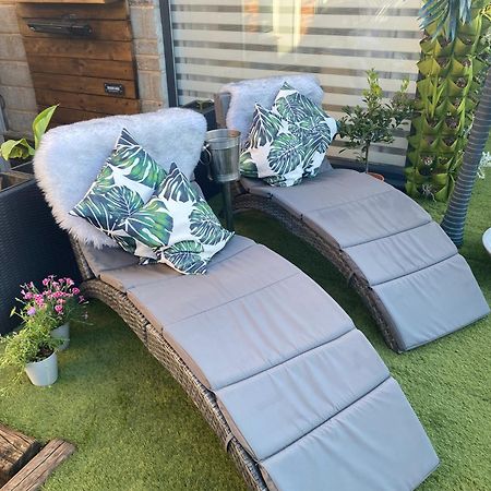 Mini Love Island Style Guest House Includes Personal Hot 24 Hour Swimming Pool, Outdoor Bathtub, Heated Dining Dome And Fire Pit, All This Is Secretly Located In The Busy Suburbs Of ノッティンガム エクステリア 写真