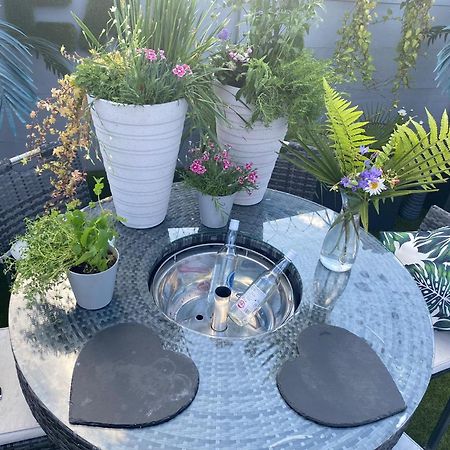 Mini Love Island Style Guest House Includes Personal Hot 24 Hour Swimming Pool, Outdoor Bathtub, Heated Dining Dome And Fire Pit, All This Is Secretly Located In The Busy Suburbs Of ノッティンガム エクステリア 写真