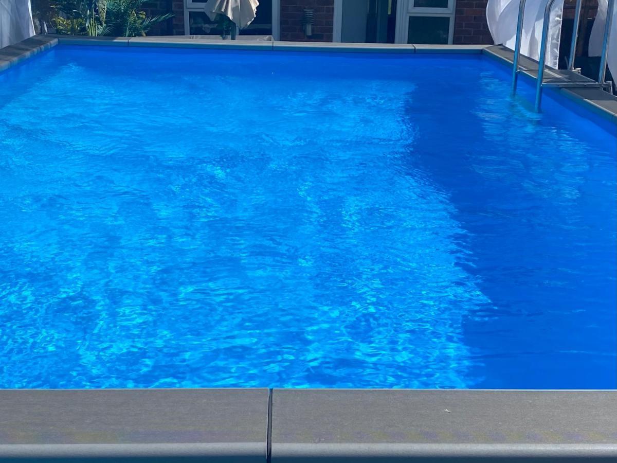Mini Love Island Style Guest House Includes Personal Hot 24 Hour Swimming Pool, Outdoor Bathtub, Heated Dining Dome And Fire Pit, All This Is Secretly Located In The Busy Suburbs Of ノッティンガム エクステリア 写真