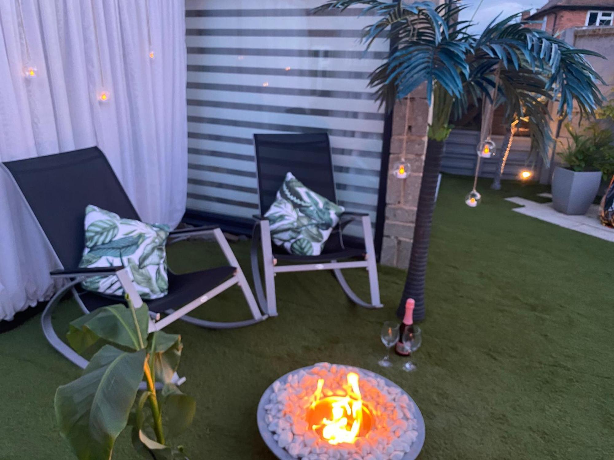 Mini Love Island Style Guest House Includes Personal Hot 24 Hour Swimming Pool, Outdoor Bathtub, Heated Dining Dome And Fire Pit, All This Is Secretly Located In The Busy Suburbs Of ノッティンガム エクステリア 写真