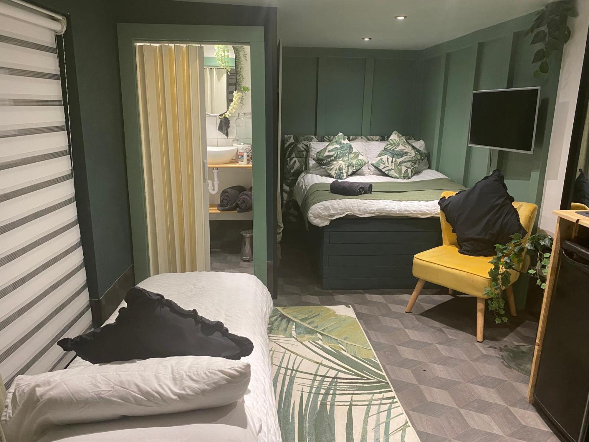 Mini Love Island Style Guest House Includes Personal Hot 24 Hour Swimming Pool, Outdoor Bathtub, Heated Dining Dome And Fire Pit, All This Is Secretly Located In The Busy Suburbs Of ノッティンガム エクステリア 写真