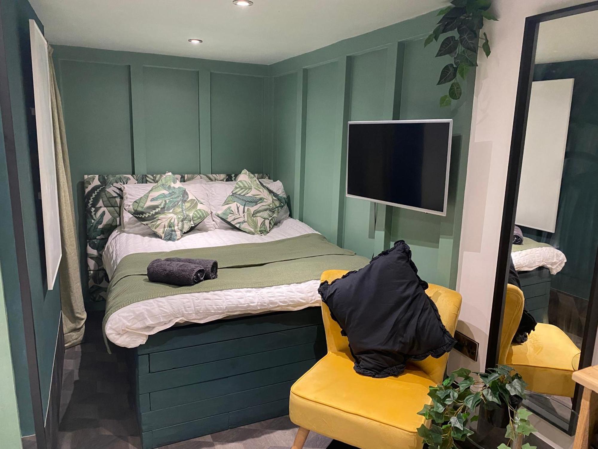 Mini Love Island Style Guest House Includes Personal Hot 24 Hour Swimming Pool, Outdoor Bathtub, Heated Dining Dome And Fire Pit, All This Is Secretly Located In The Busy Suburbs Of ノッティンガム エクステリア 写真