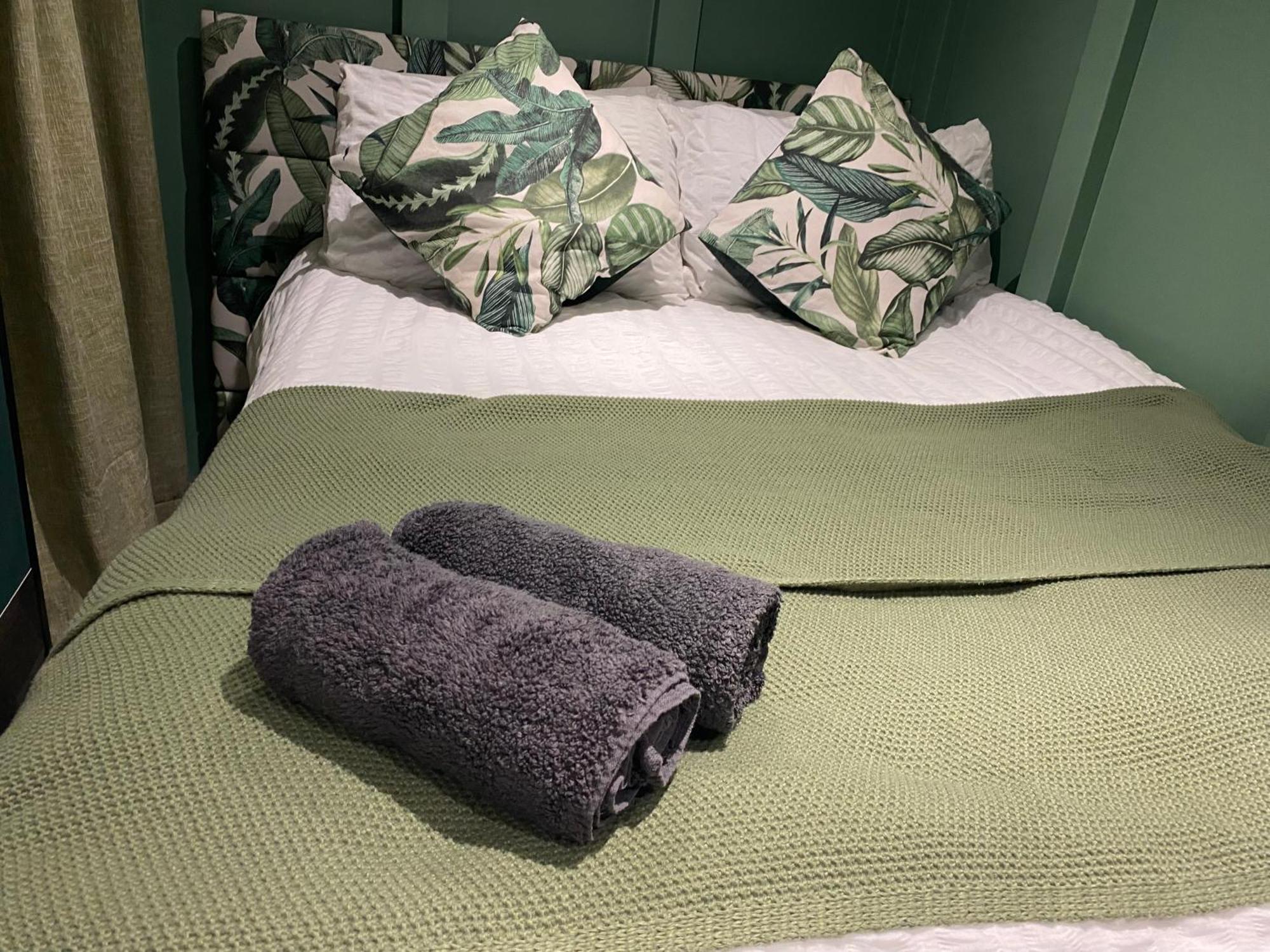 Mini Love Island Style Guest House Includes Personal Hot 24 Hour Swimming Pool, Outdoor Bathtub, Heated Dining Dome And Fire Pit, All This Is Secretly Located In The Busy Suburbs Of ノッティンガム エクステリア 写真