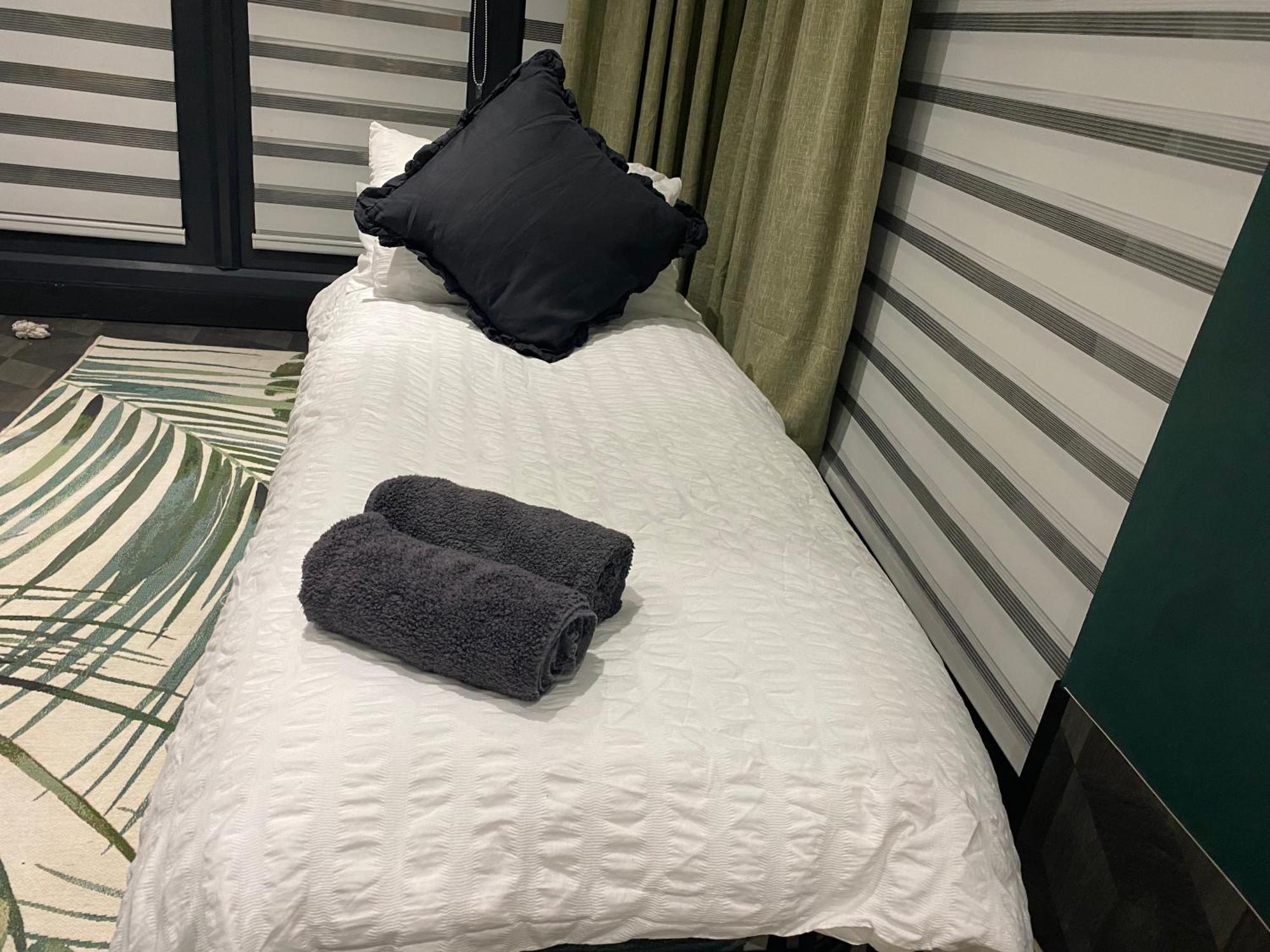 Mini Love Island Style Guest House Includes Personal Hot 24 Hour Swimming Pool, Outdoor Bathtub, Heated Dining Dome And Fire Pit, All This Is Secretly Located In The Busy Suburbs Of ノッティンガム エクステリア 写真