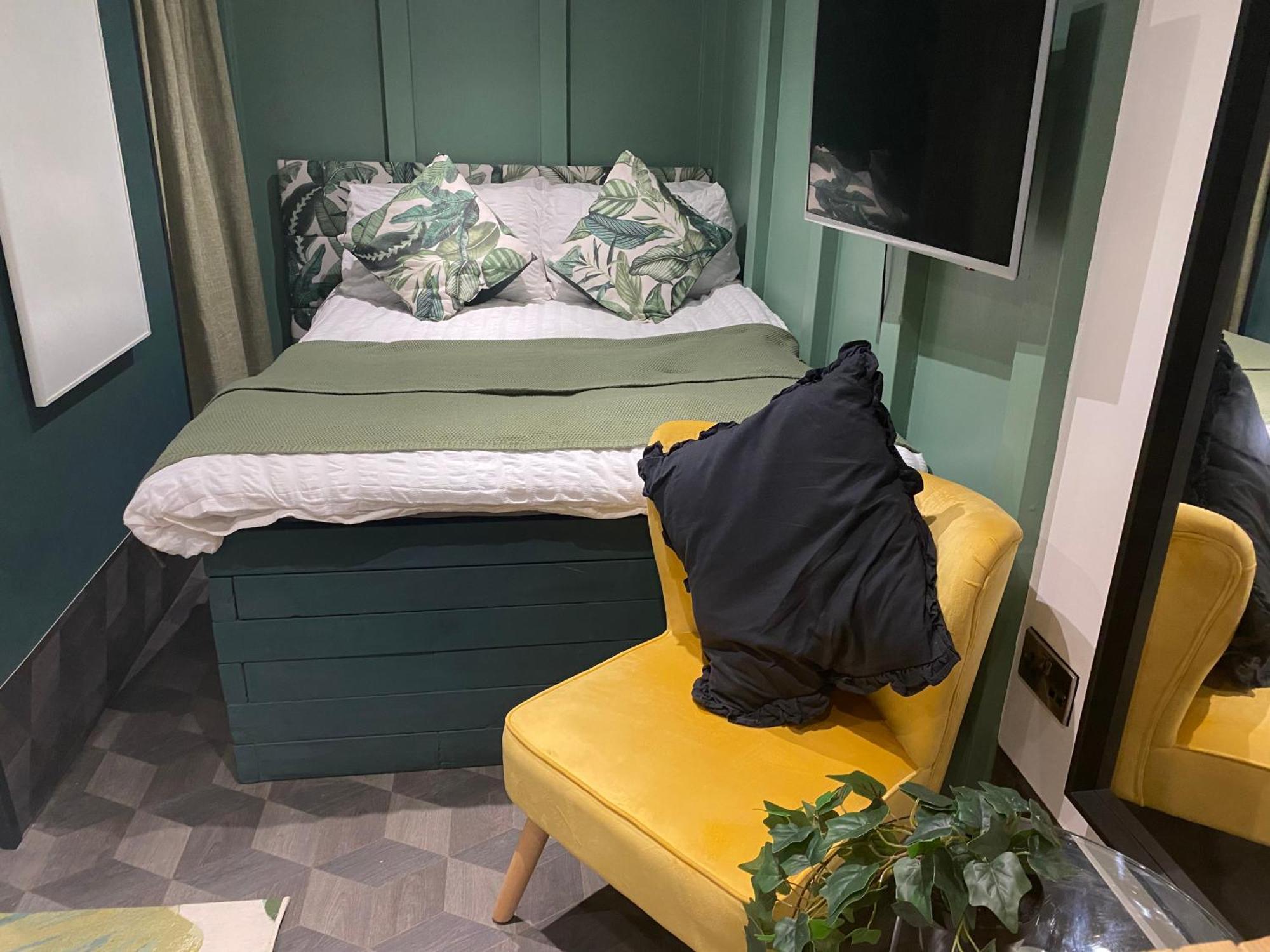 Mini Love Island Style Guest House Includes Personal Hot 24 Hour Swimming Pool, Outdoor Bathtub, Heated Dining Dome And Fire Pit, All This Is Secretly Located In The Busy Suburbs Of ノッティンガム エクステリア 写真