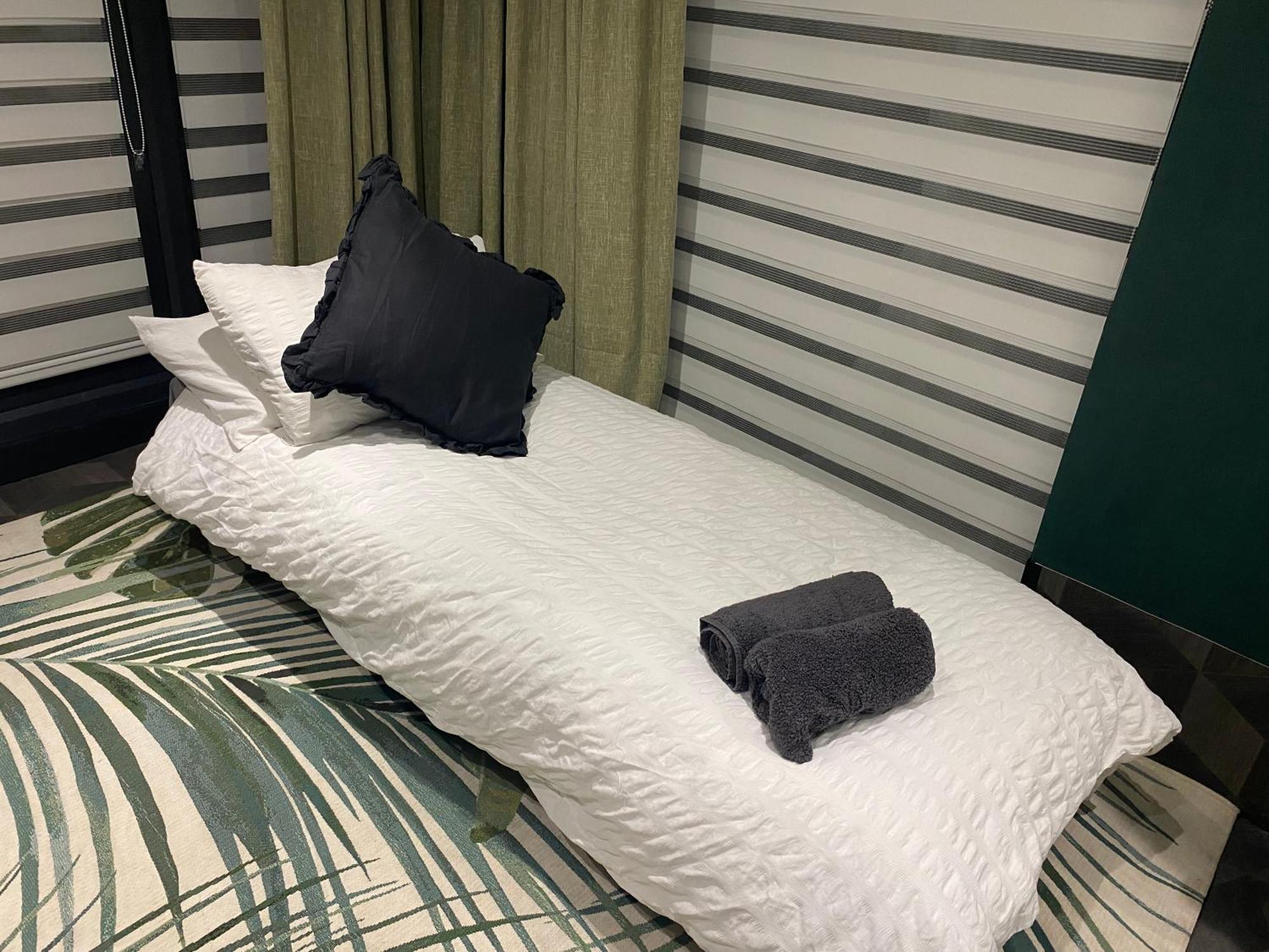 Mini Love Island Style Guest House Includes Personal Hot 24 Hour Swimming Pool, Outdoor Bathtub, Heated Dining Dome And Fire Pit, All This Is Secretly Located In The Busy Suburbs Of ノッティンガム エクステリア 写真