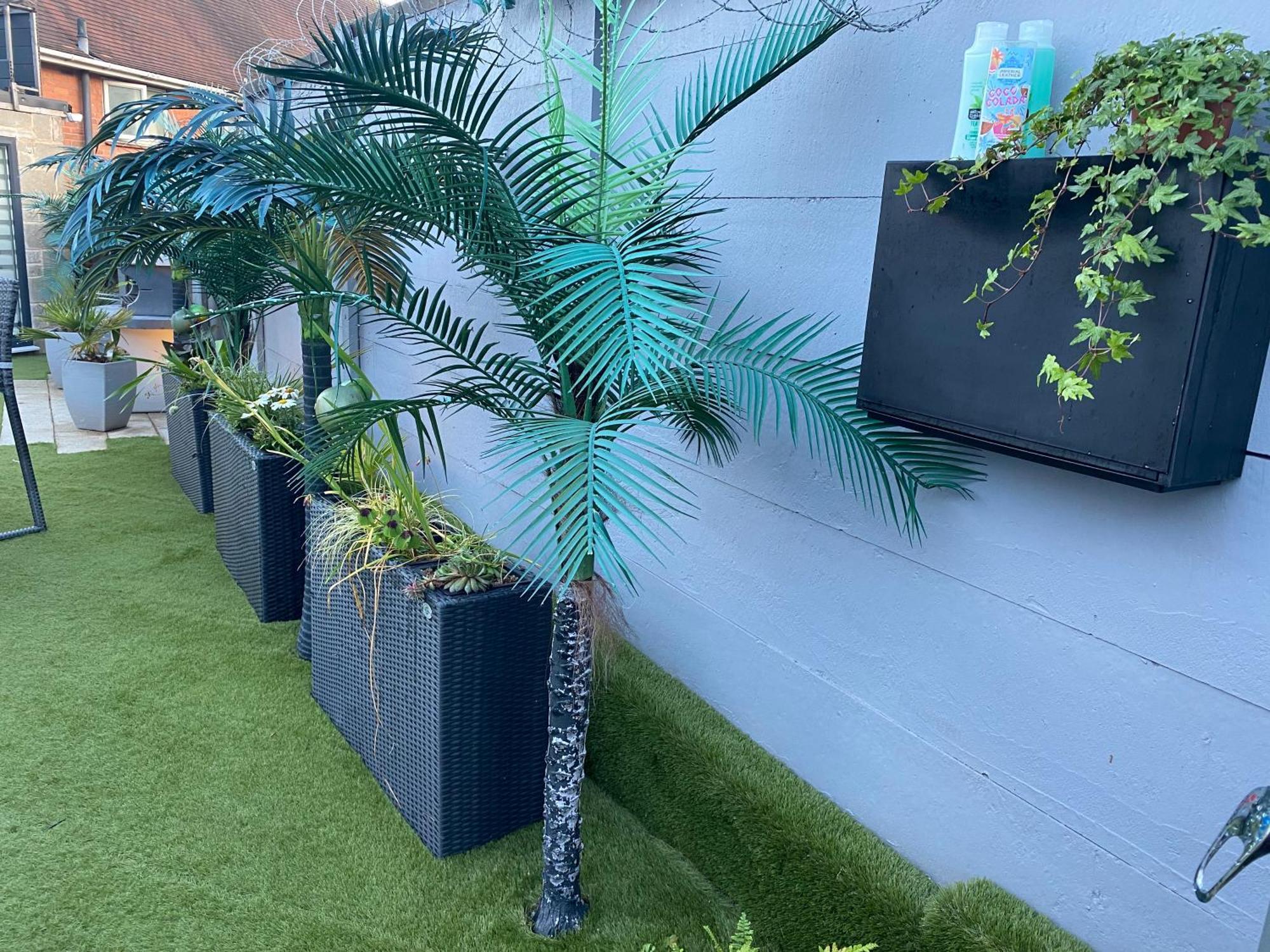 Mini Love Island Style Guest House Includes Personal Hot 24 Hour Swimming Pool, Outdoor Bathtub, Heated Dining Dome And Fire Pit, All This Is Secretly Located In The Busy Suburbs Of ノッティンガム エクステリア 写真