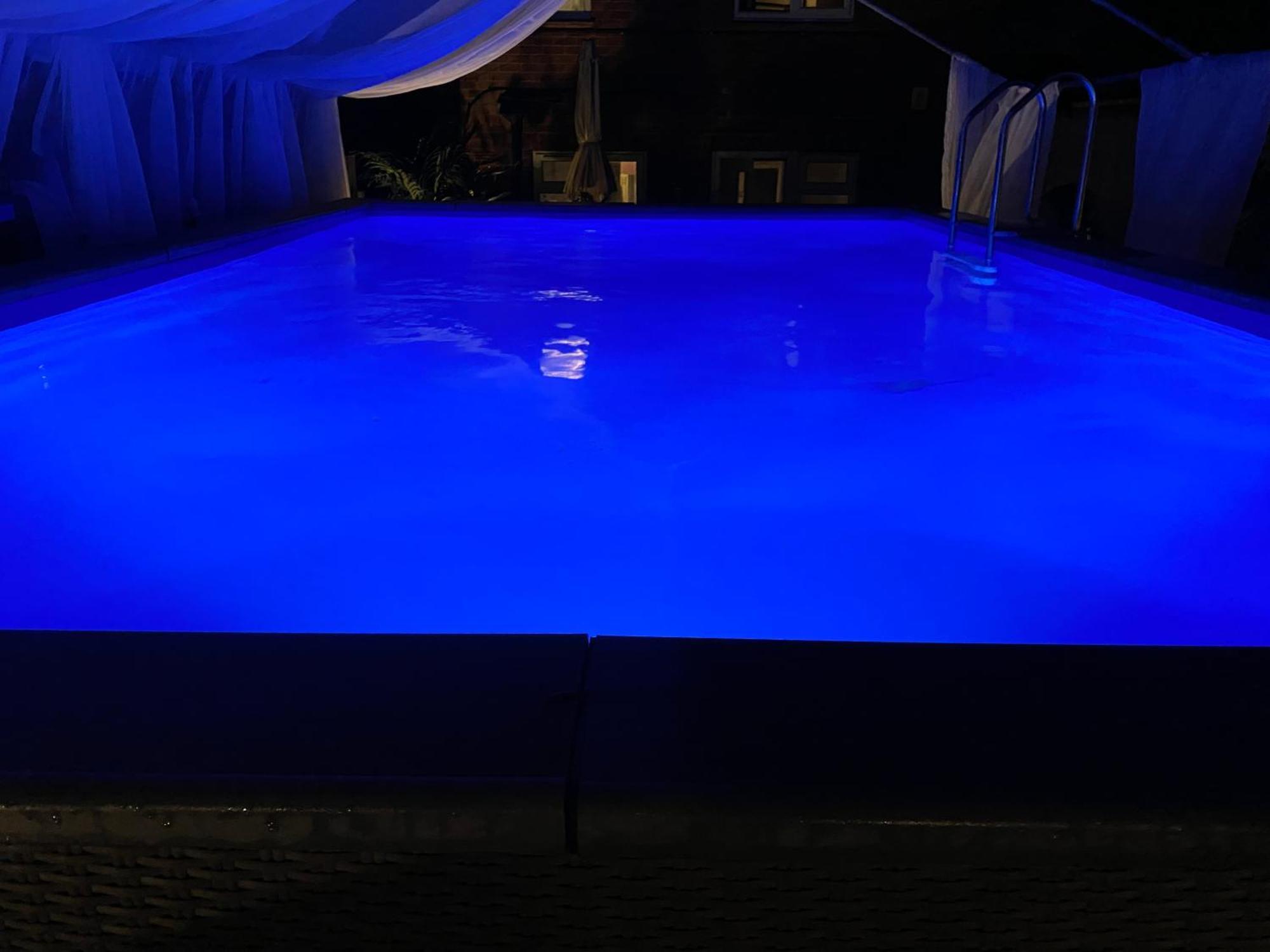 Mini Love Island Style Guest House Includes Personal Hot 24 Hour Swimming Pool, Outdoor Bathtub, Heated Dining Dome And Fire Pit, All This Is Secretly Located In The Busy Suburbs Of ノッティンガム エクステリア 写真
