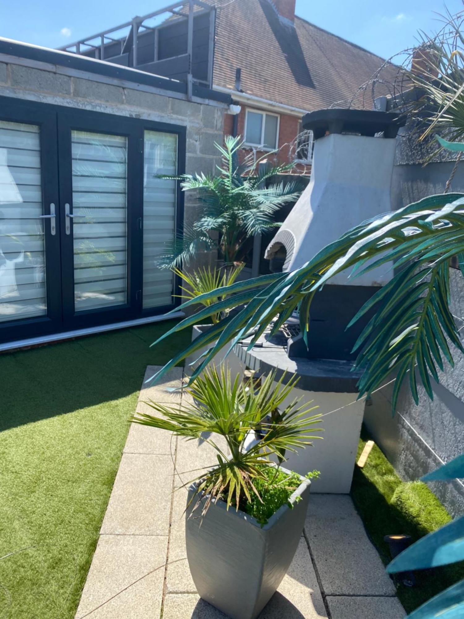 Mini Love Island Style Guest House Includes Personal Hot 24 Hour Swimming Pool, Outdoor Bathtub, Heated Dining Dome And Fire Pit, All This Is Secretly Located In The Busy Suburbs Of ノッティンガム エクステリア 写真