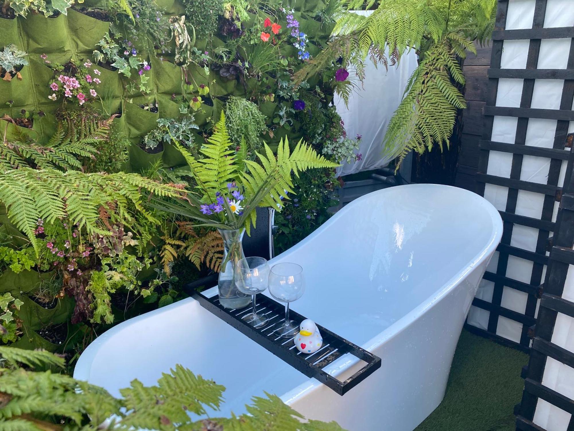 Mini Love Island Style Guest House Includes Personal Hot 24 Hour Swimming Pool, Outdoor Bathtub, Heated Dining Dome And Fire Pit, All This Is Secretly Located In The Busy Suburbs Of ノッティンガム エクステリア 写真