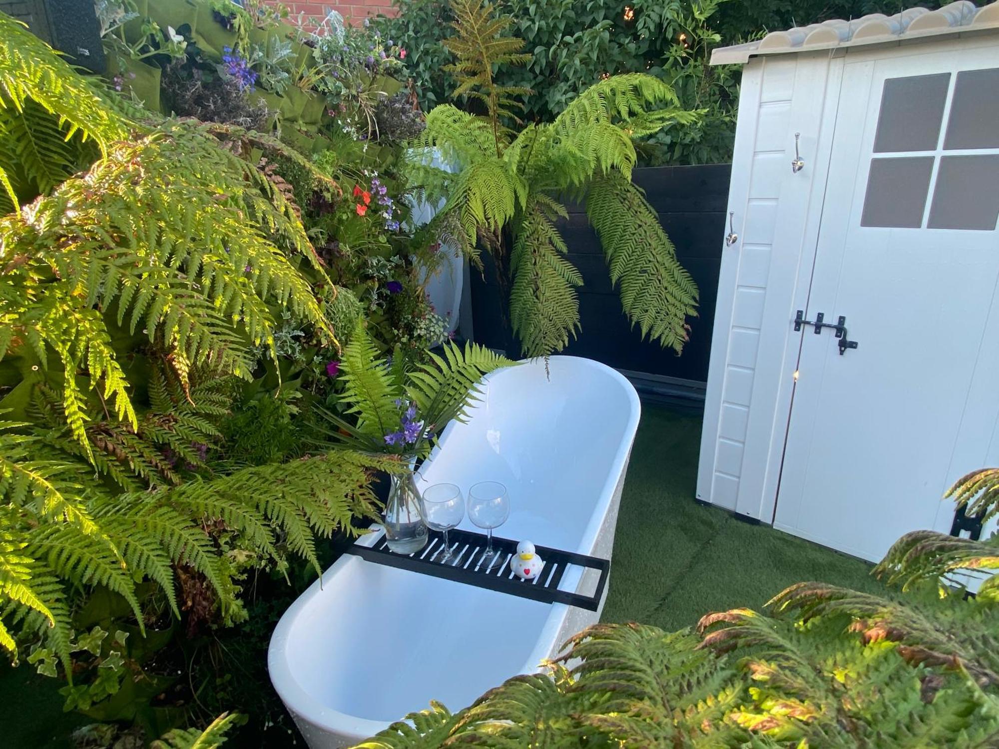 Mini Love Island Style Guest House Includes Personal Hot 24 Hour Swimming Pool, Outdoor Bathtub, Heated Dining Dome And Fire Pit, All This Is Secretly Located In The Busy Suburbs Of ノッティンガム エクステリア 写真